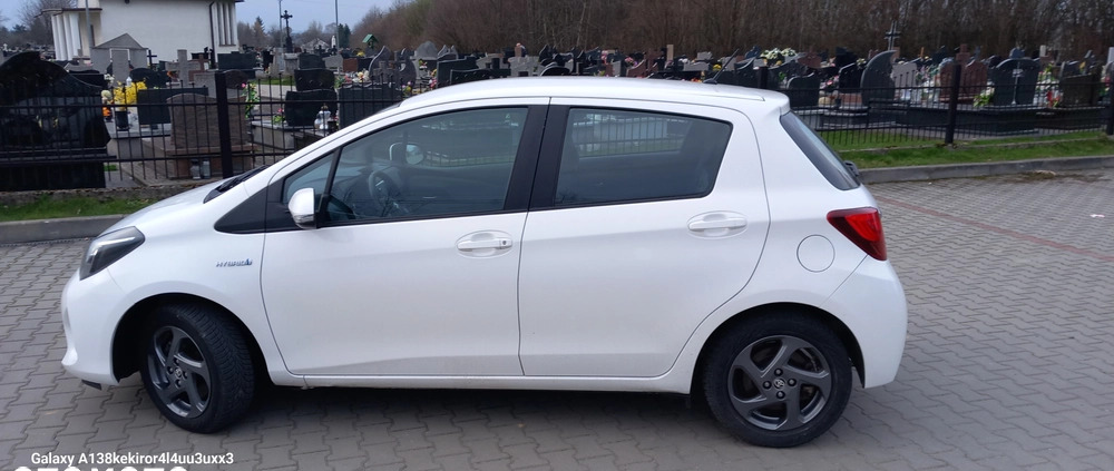 Toyota Yaris cena 43800 przebieg: 105000, rok produkcji 2016 z Rzeszów małe 301